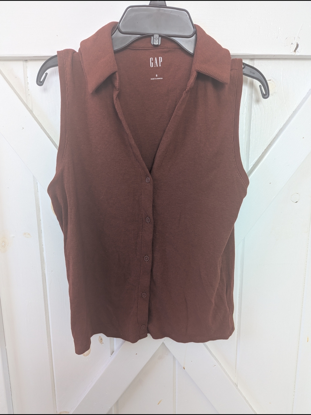 GAP Ribbed Sleeveless Button-Front Collared Top in Brown